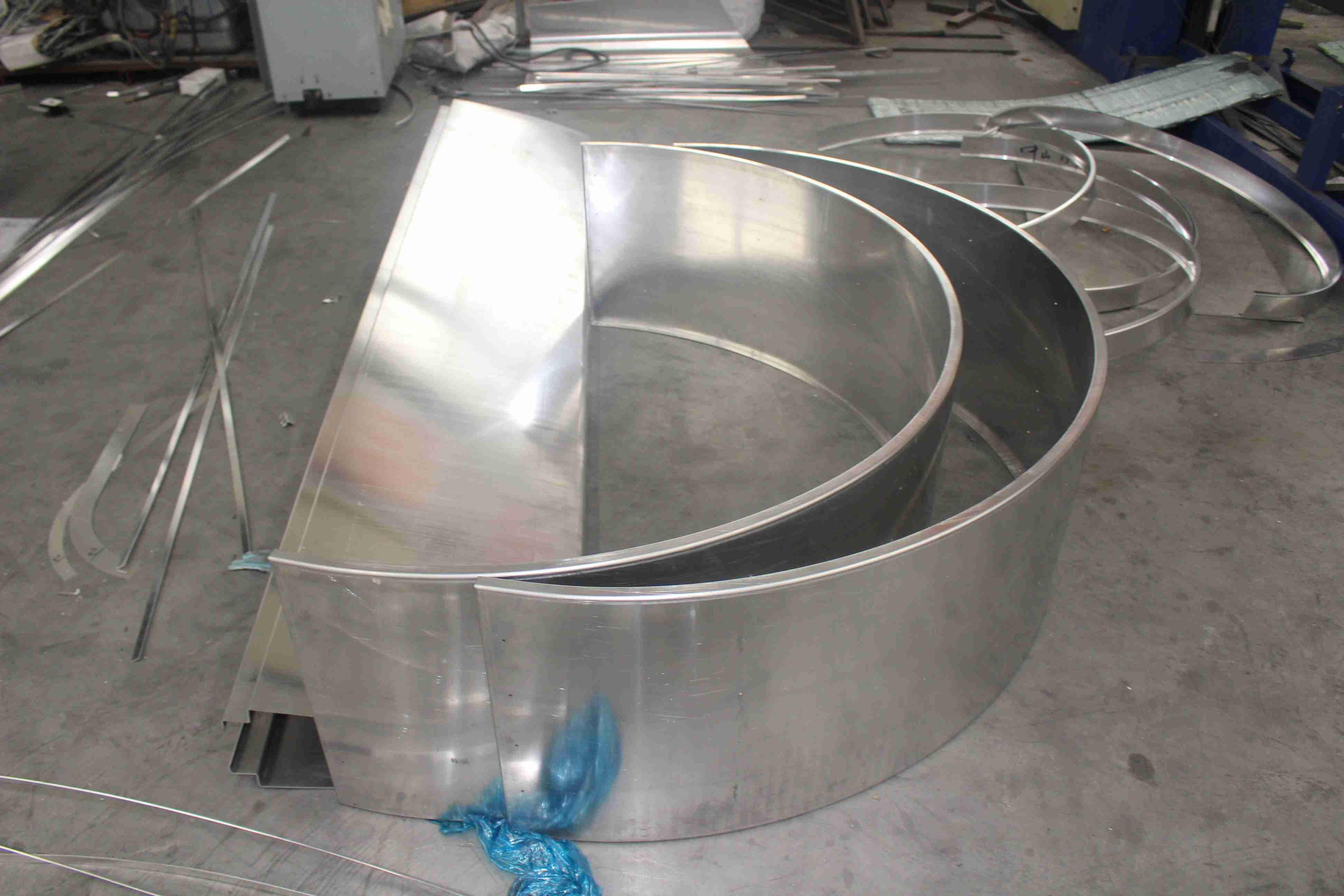 鋁蜂窩板具有許多常規材料所不具備的特點